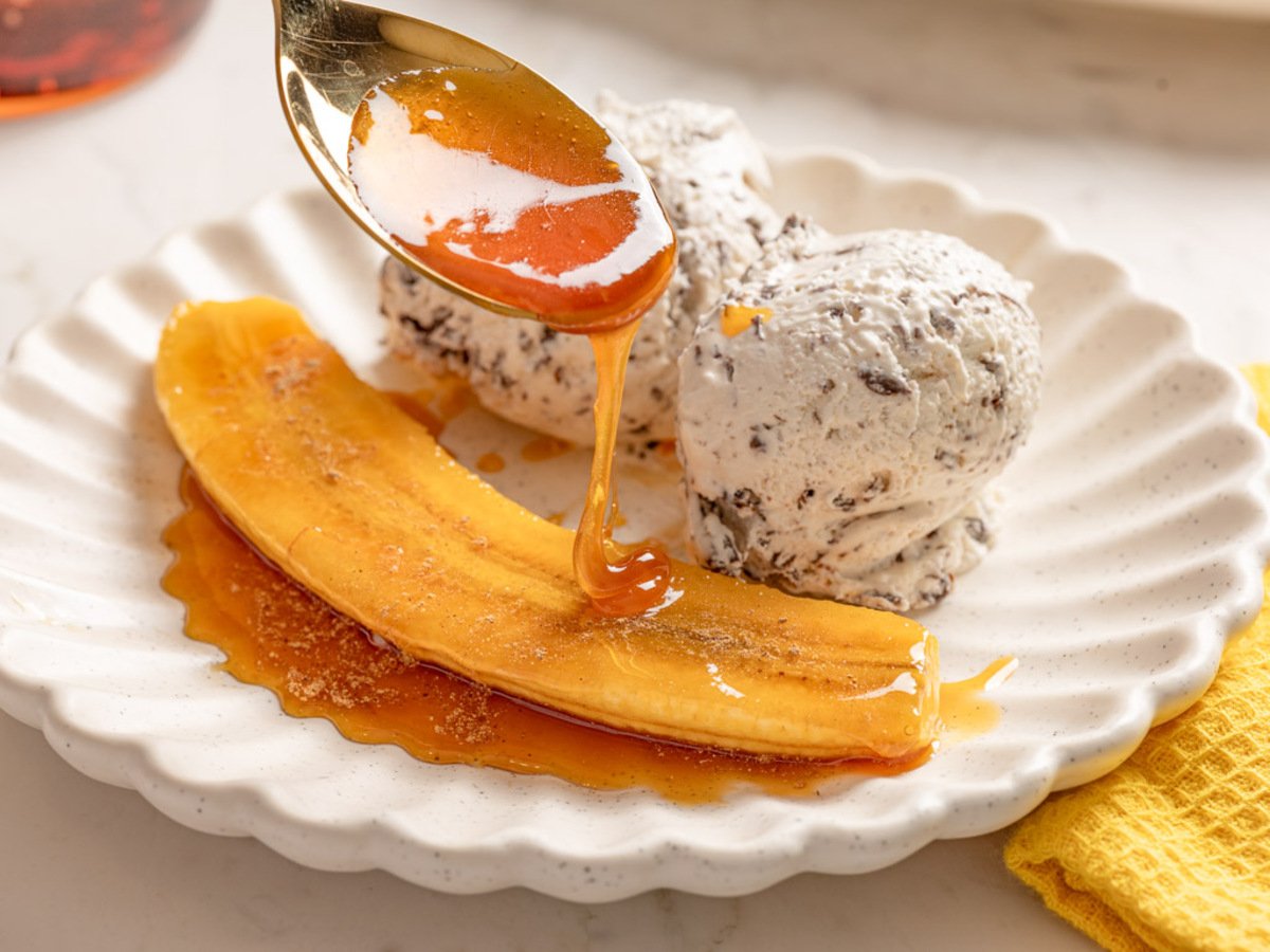 Banana caramelizada na frigideira