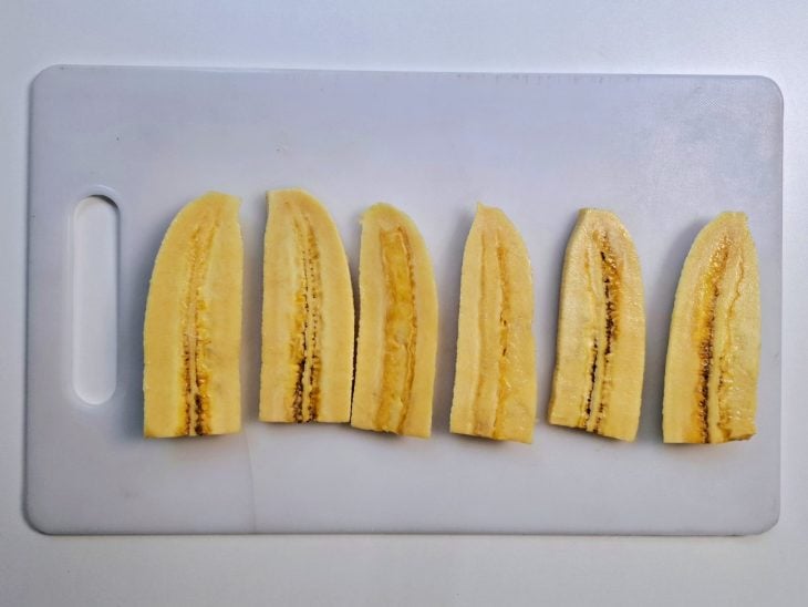 Banana cortada em 6 fatias.