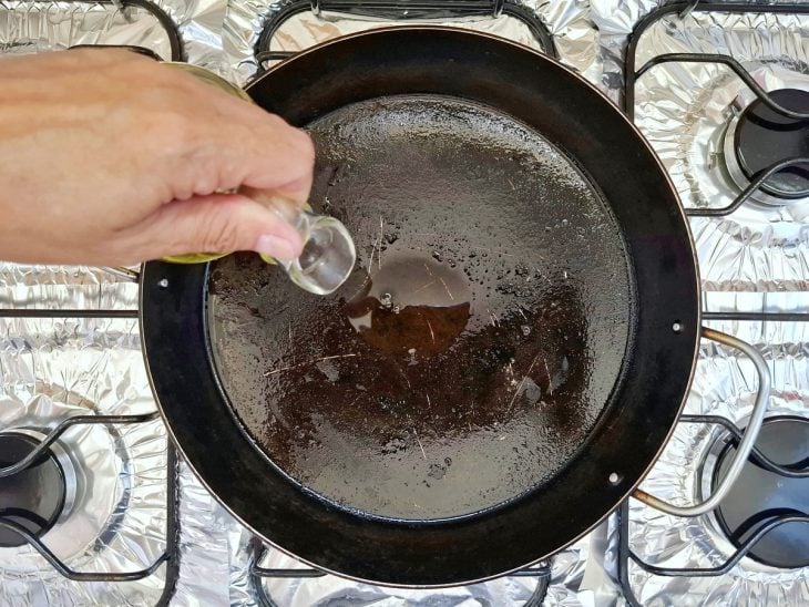 Frigideira com óleo.
