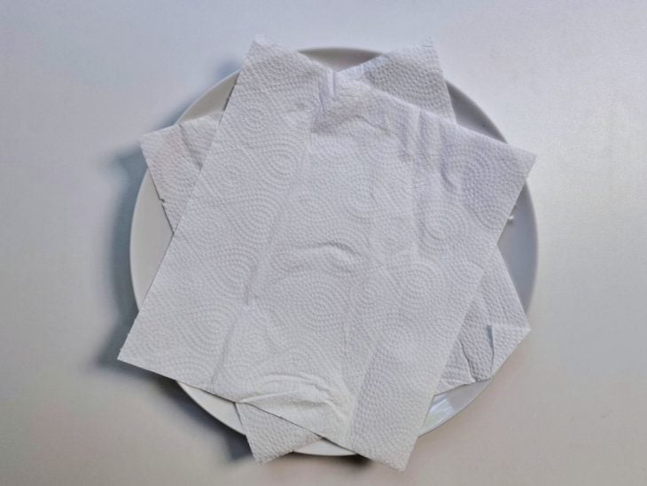 Prato forrado com papel-toalha.