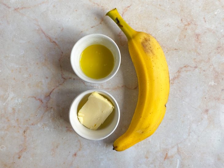 Ingredientes para a receita de banana-da-terra grelhada.
