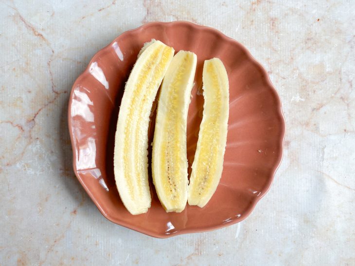 Banana cortada em três fatias.