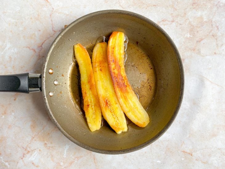 Fatias de banana douradas.