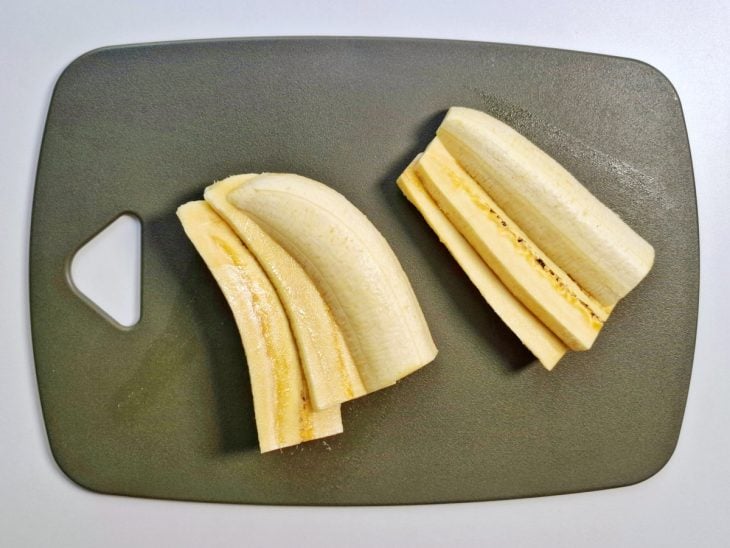 Banana em fatias numa tábua.