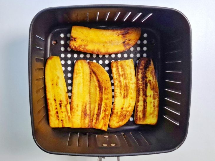 Fatias de banana assadas na Air Fryer.