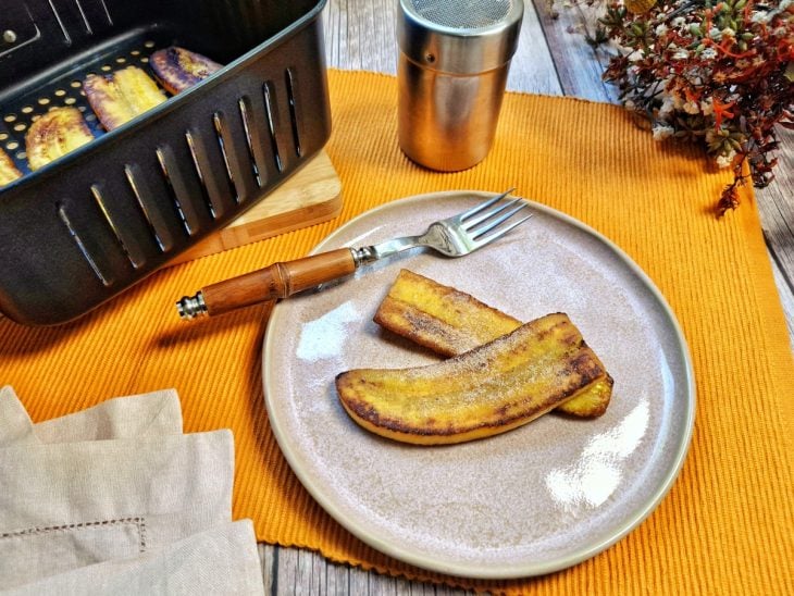 Banana-da-terra na Air Fryer pronta para consumo.