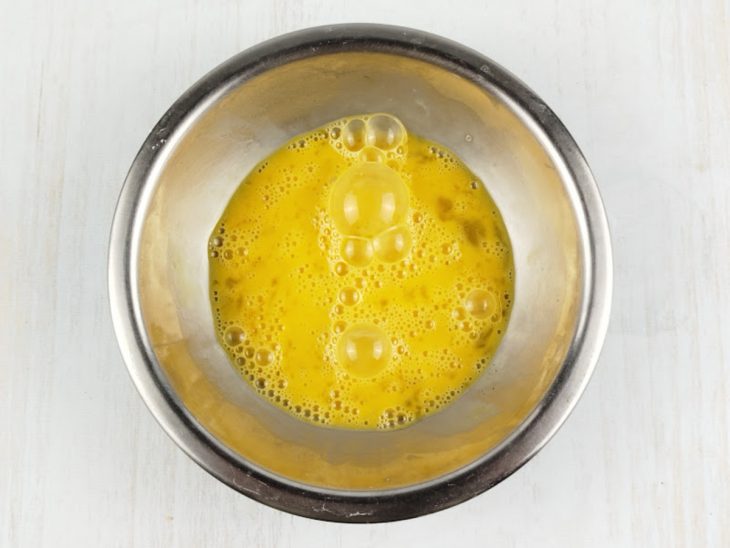 Ovos batidos numa tigela.
