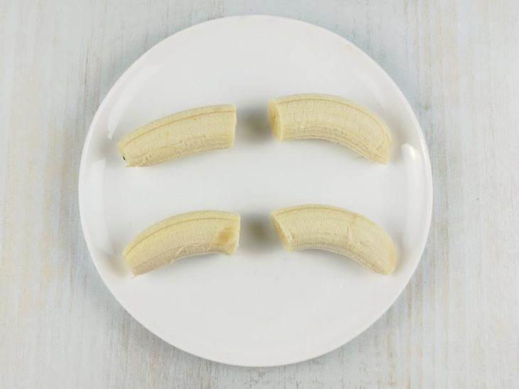 Bananas cortadas e descascadas.