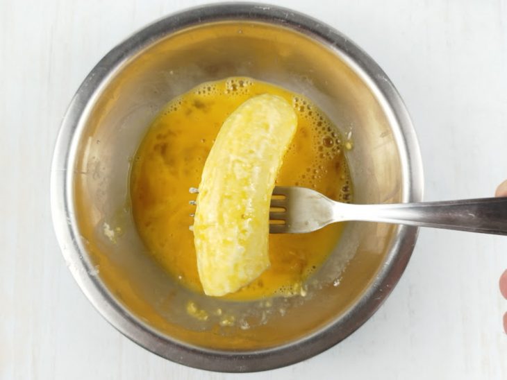 Bananas passadas no ovo.