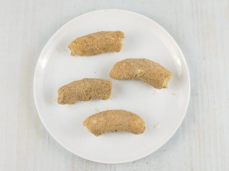 Bananas empanadas na farinha de rosca.