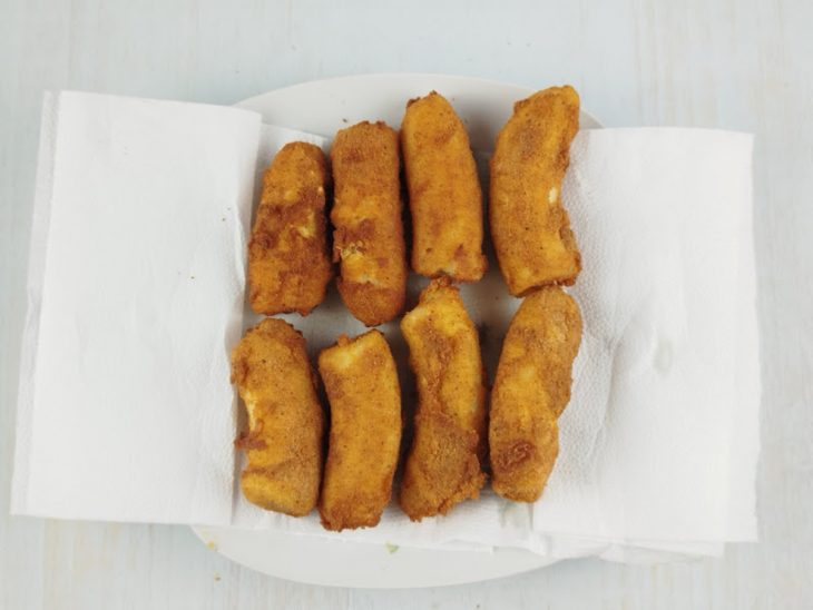 Bananas dispostas em papel toalha.