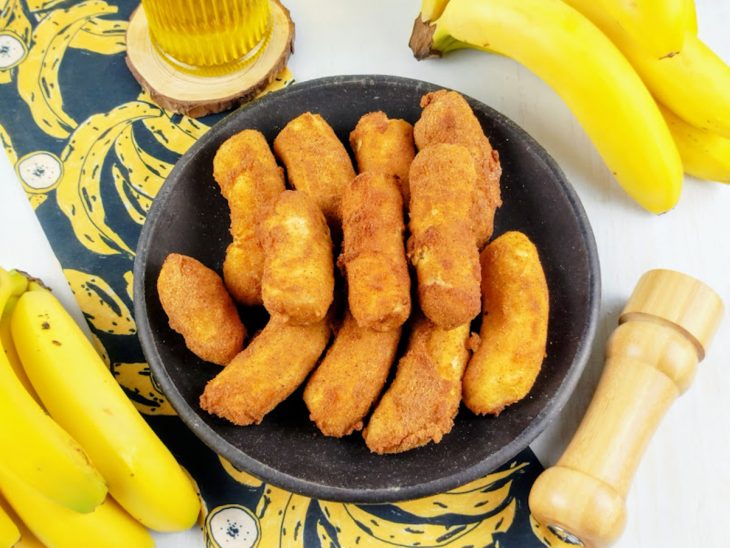 Bananas prontas, servidas em prato.