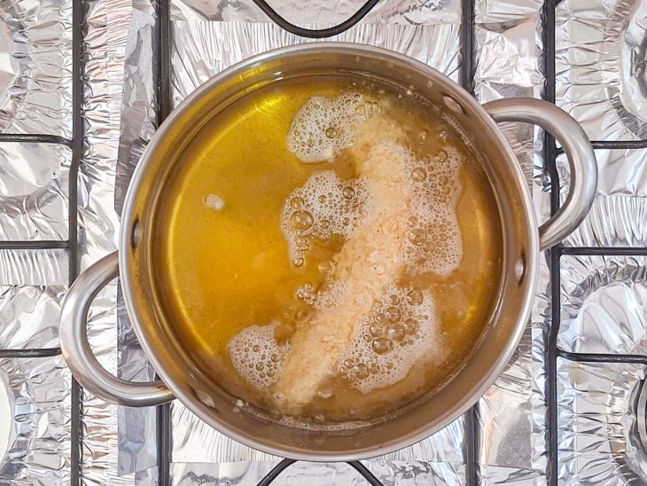 Banana no óleo, fritando.