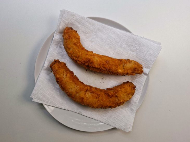 Bananas escorrendo no papel toalha.