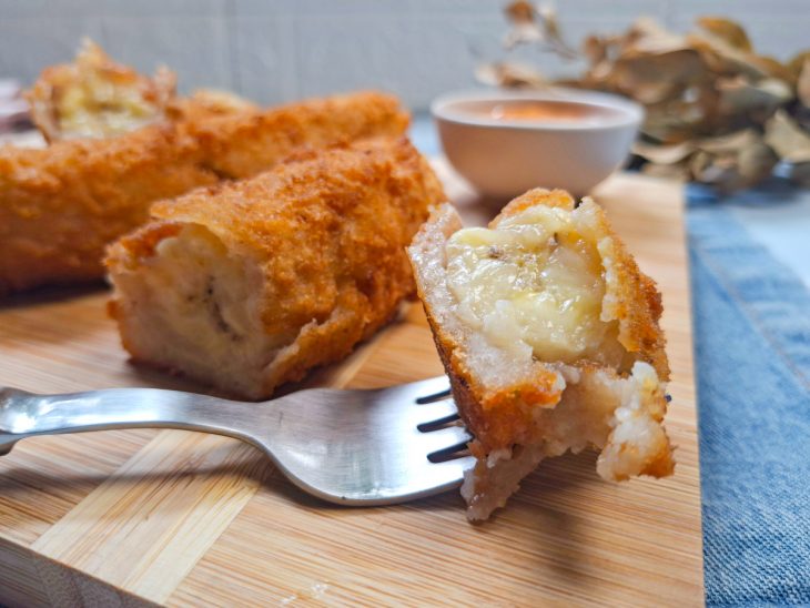 Bananas prontas, porção servida e cortada.