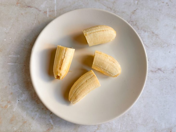 Bananas cortadas ao meio.