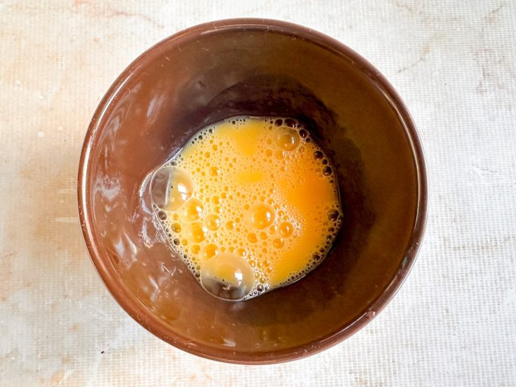 Ovos batidos na tigela.