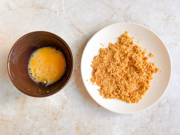 Farinha de rosca e os ovos batidos.