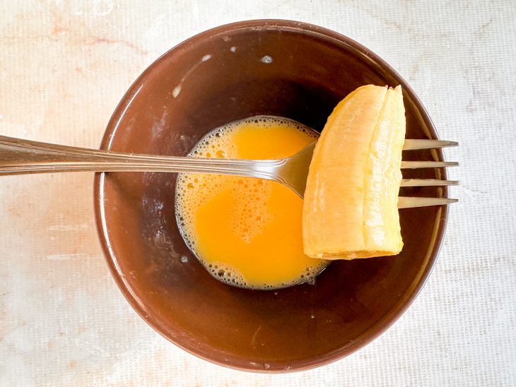 Banana molhada no ovo.