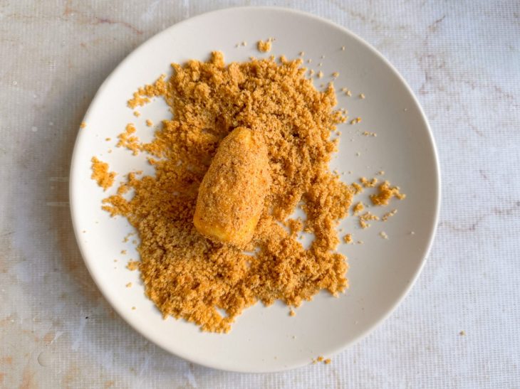 Banana empanada na farinha de rosca.