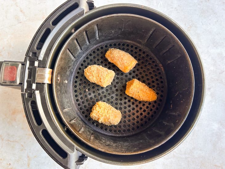 Bananas no cesto da air fryer.