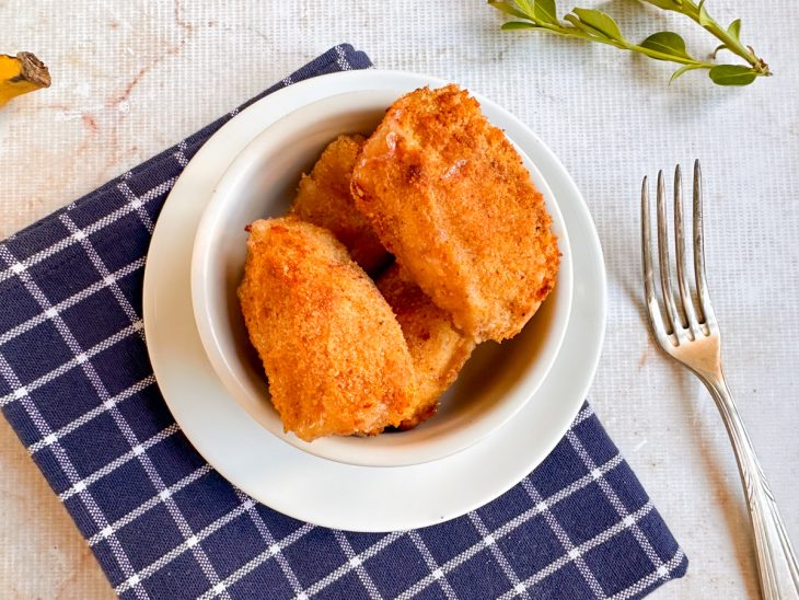 Bananas prontas, servidas em tigela.