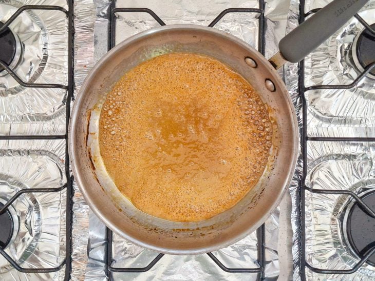 Panela com açúcar, água e mel.