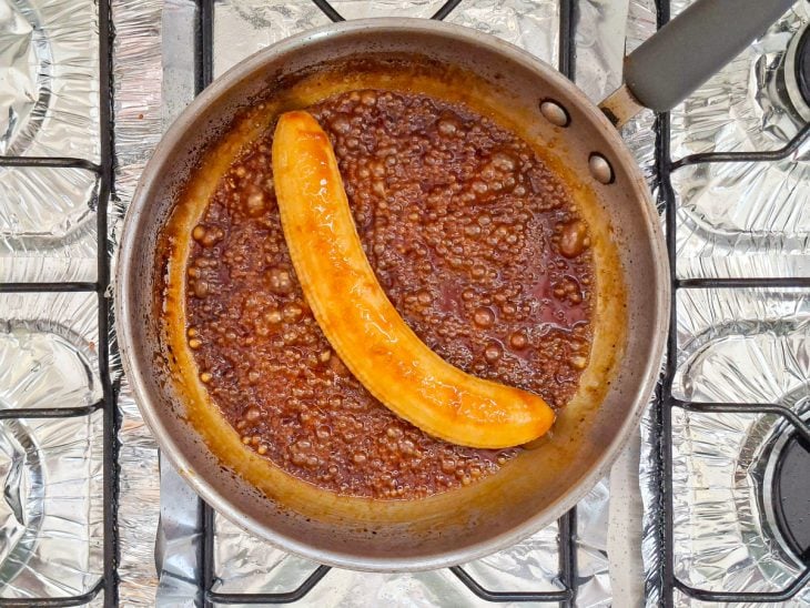 Banana e suco de laranja adicionados na frigideira.