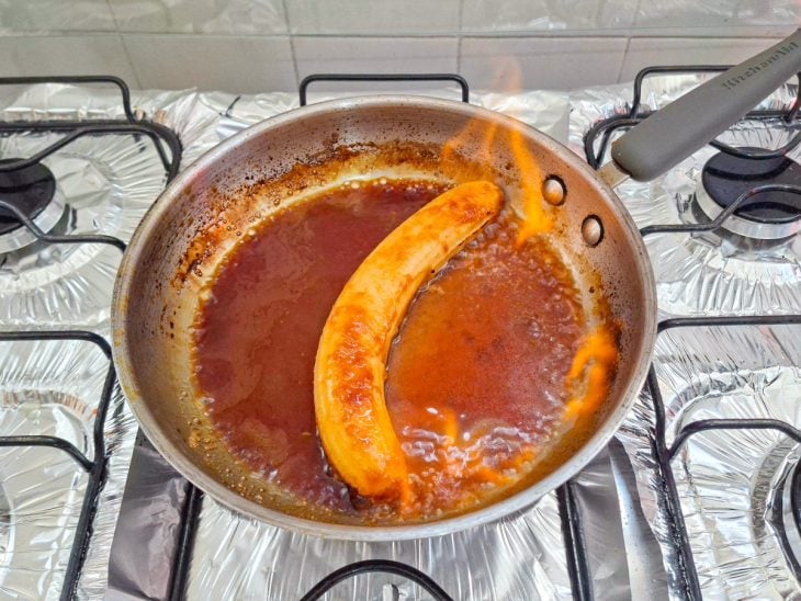 Chama de fogo na banana após adição de whisky.