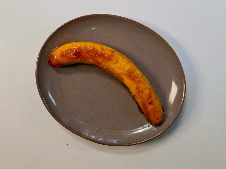 Banana acomodada em um prato.