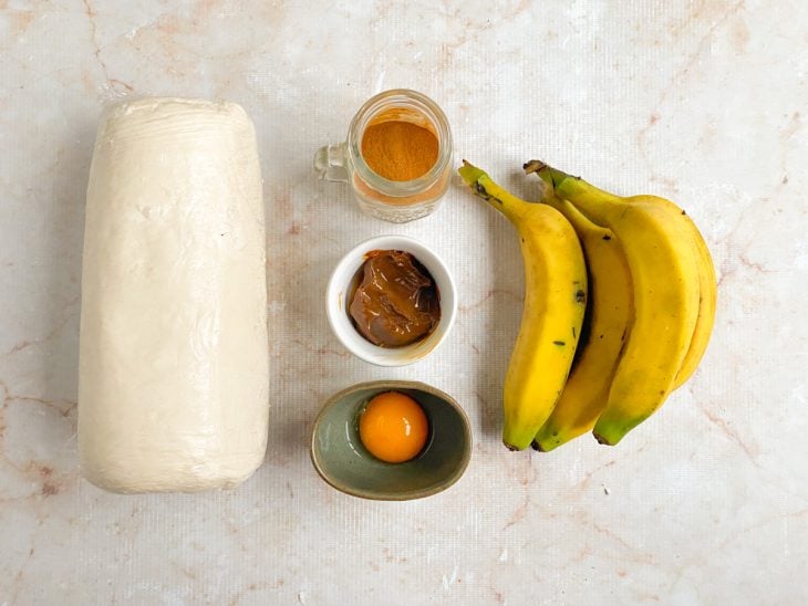 Ingredientes para a receita reunidos em uma bancada.