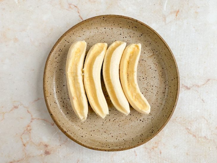 Bananas em um prato com cavidades feitas.