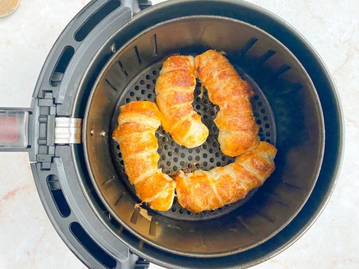 Bananas folhadas assadas no cesto da Air Fryer.
