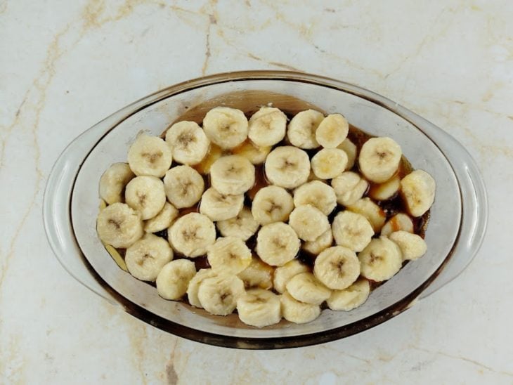 Bananas em rodelas colocadas sobre o caramelo.