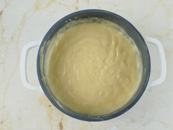 Creme branco preparado na panela.