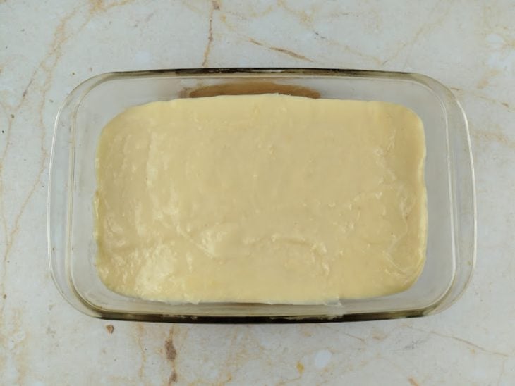 Creme branco numa tigela de vidro.