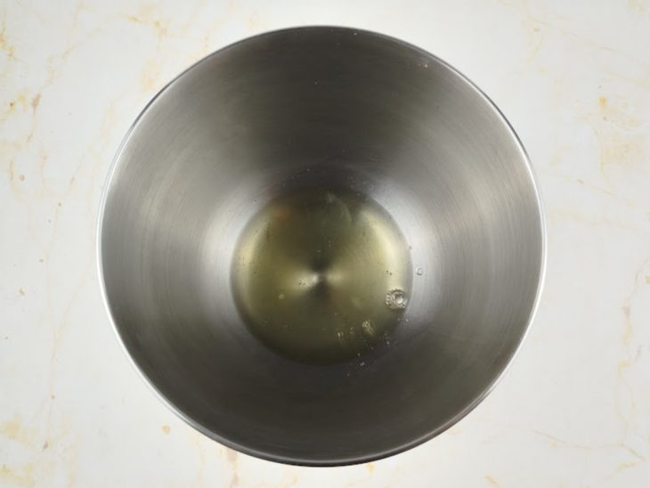 Claras num recipiente redondo de inox.