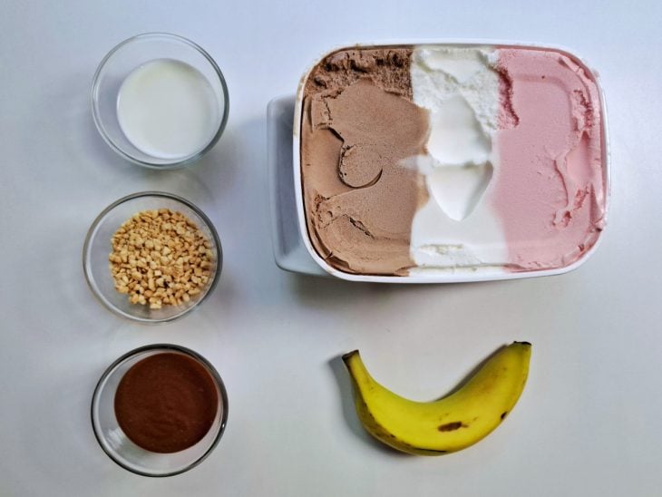 Ingredientes para a receita de banana split.