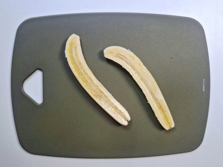 Banana descascada e cortada ao meio.