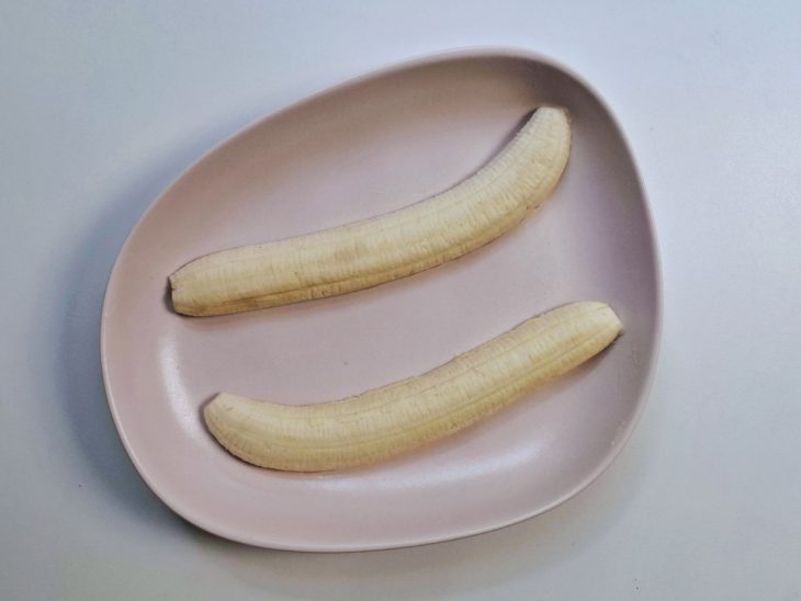 Fatias de banana posicionadas no prato.