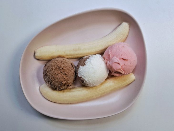 Bolas de sorvete adicionadas entre as fatias de banana.