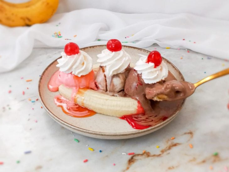 Um prato com banana split.