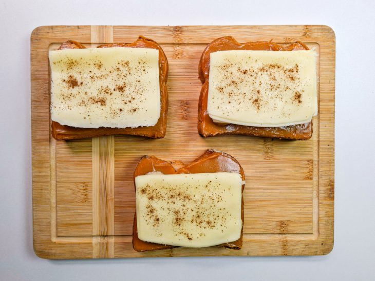 Queijo mussarela cobrindo as fatias com bananas.