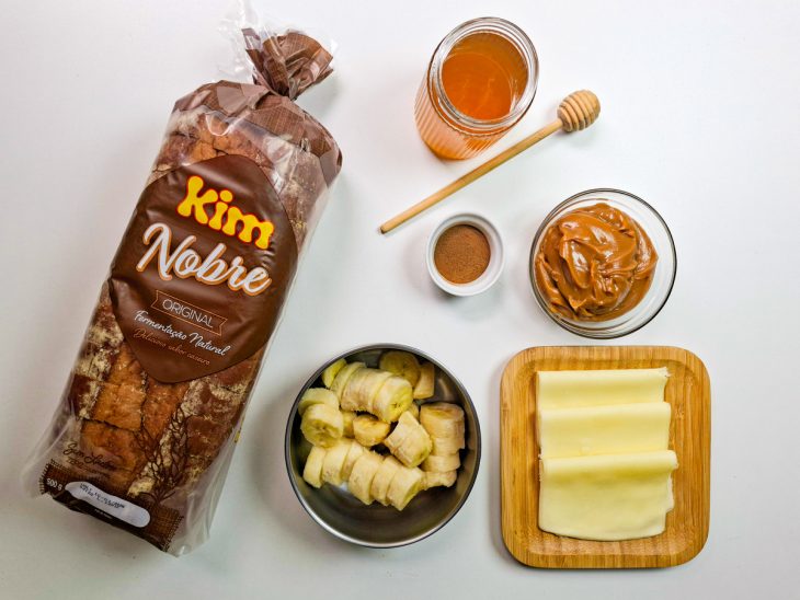 Ingredientes dispostos sobre a bancada, incluindo o Pão de Forma Nobre Original da Kim.