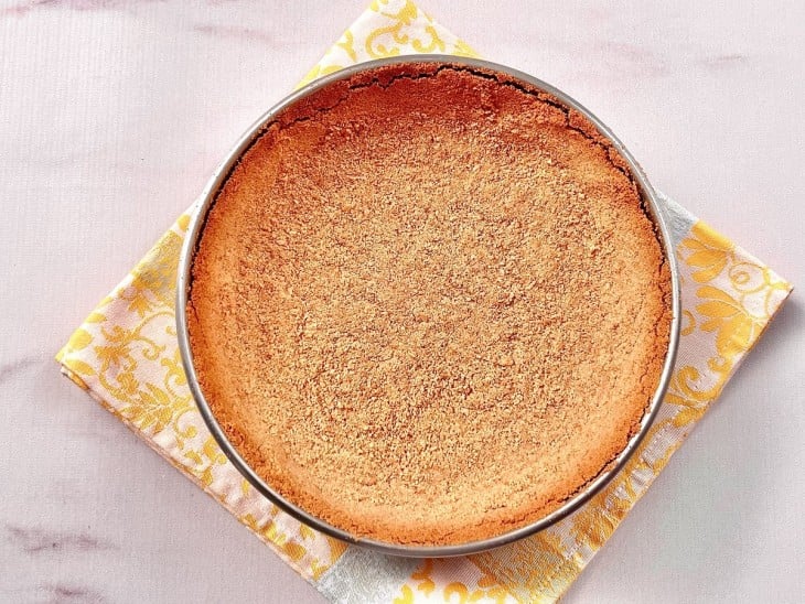 Uma forma redonda com a massa da torta assada.