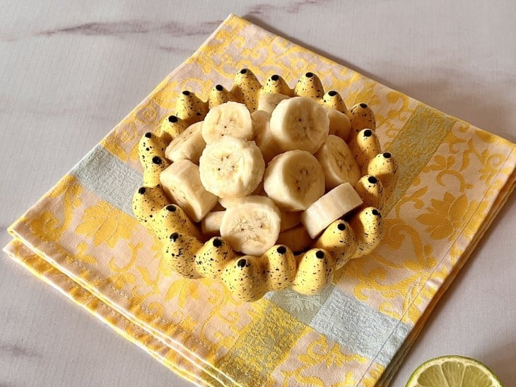 Um recipiente com bananas em rodelas.
