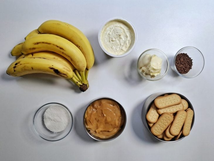 Ingredientes reunidos em uma bancada.