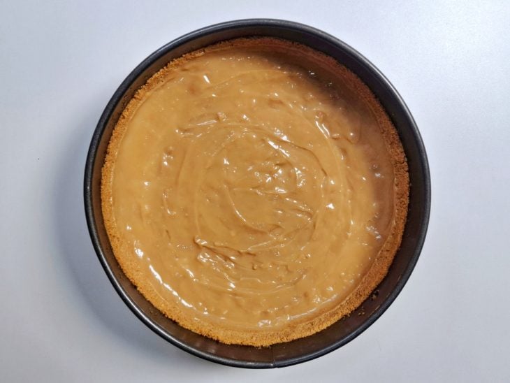 Doce de leite adicionado sobre a base de massa.