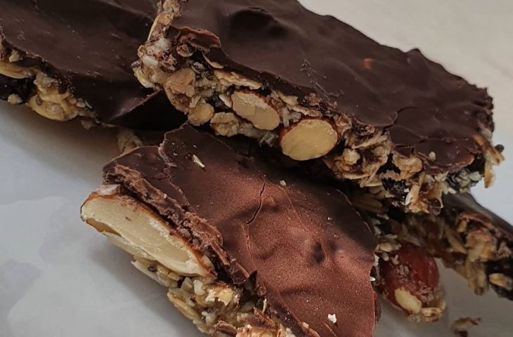 Barra de cereal com nuts e chocolate