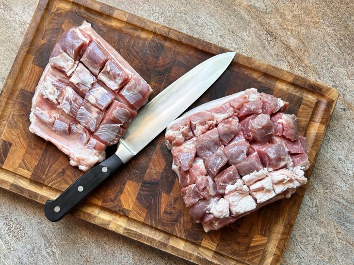 Peça da barriga com a parte da carne para cima, e seccionada em cubos.